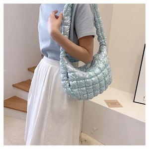 Detailansicht der lasergravierten, hellblauen Cloud-Tasche mit Steppmuster-Textur