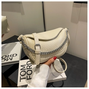 Detalle del bolso de silla blanco crema con cuero granulado y cadena de plata