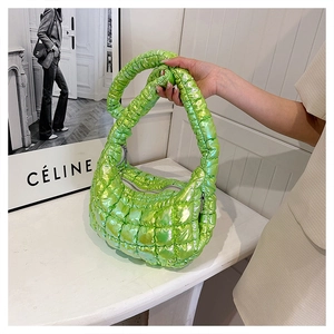 Detailaufnahme der neongrünen gesteppten Puffy-Schultertasche in Glanzoptik