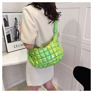 Details der metallisch neongrünen Puffer-Schultertasche mit gesteppter Textur