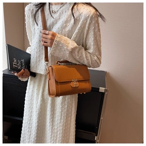 Petit sac bandoulière marron texturé avec fermoir en T doré et poignée chic