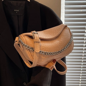 Bolso de hombro rosa con textura de grano de lichi y detalle de cadena de plata
