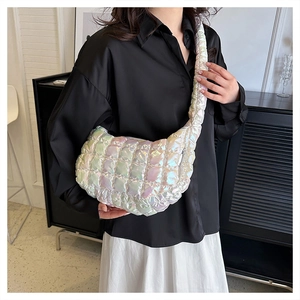 Detailansicht der schillernden gesteppten Cloud-Bag mit Laser-Finish und Rüschen