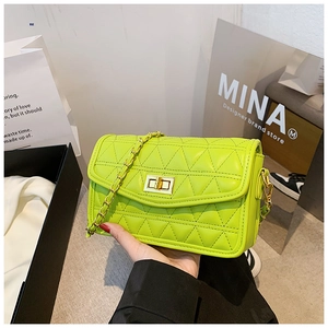 Vue détaillée du sac matelassé vert citron avec chaîne dorée et fermoir rotatif