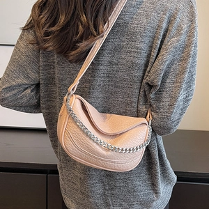 Bolso bandolera beige de cuero granulado con cadena plateada y diseño de media luna