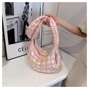 Makroaufnahme der Laser Pink Hobo-Tasche mit Steppstoff und holografischem Metallic-Finish