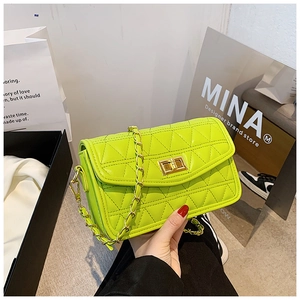 Détail du sac matelassé vert fluo avec chaîne dorée et fermoir métallique brillant
