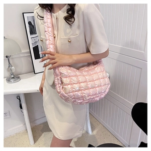 Nahaufnahme der rosa schillernden Stepptasche mit flauschiger Wolken-Textur