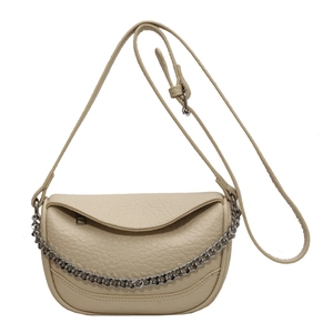 Bolso de hombro beige en cuero con textura de lichi, cadena plateada y correa ajustable