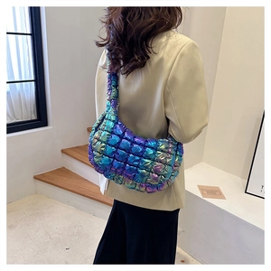 Detailaufnahme der violetten gesteppten Puffertasche mit metallischem Finish