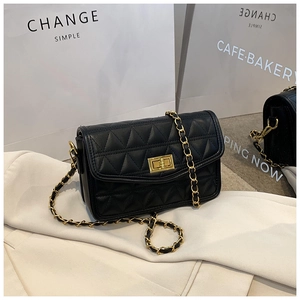 Détail du sac bandoulière matelassé noir avec serrure dorée et bandoulière chaîne