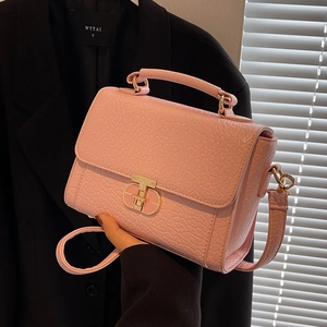 Petit sac à main rose effet crocodile avec boucle dorée et bandoulière pour femme