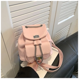 Detalle de mochila rosa claro con textura de lichi y cierre de giro plateado