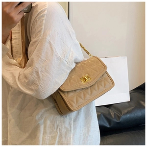 Détail du sac beige à losanges matelassés avec fermoir doré et bandoulière chaîne