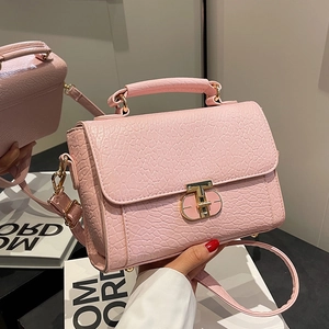 Sac à main carré rose élégant motif crocodile avec fermoir doré et poignée supérieure