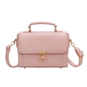 Petit sac à main rose poudré avec texture grainée, fermoir doré en T et bandoulière réglable