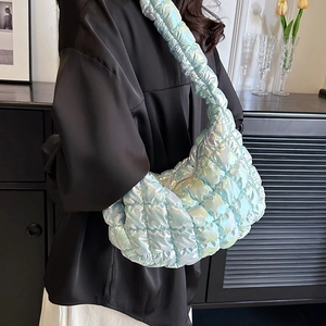 Irisierende plissierte Umhängetasche in Hellblau mit metallischer Cloud-Textur