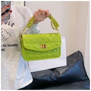 Gros plan sur le sac bandoulière vert néon avec matelassage et fermoir doré
