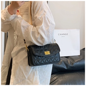 Sac bandoulière matelassé noir classique avec chaîne dorée et fermoir rotatif en métal