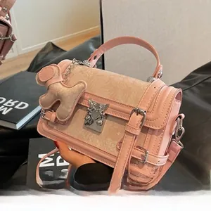 Détail du sac cabas rose en patchwork avec broderie florale et charmant pendentif d'ours