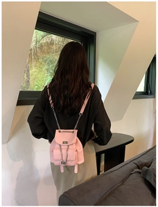 Vista de espalda detallada de la mini mochila de cuero rosa con tiras de cadena plata