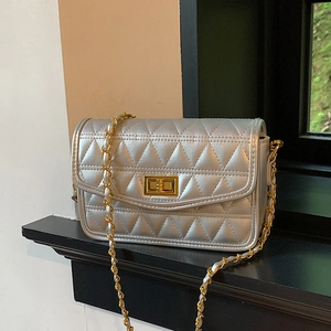 Sac bandoulière argenté matelassé avec chaîne dorée et fermoir pivotant pour femme