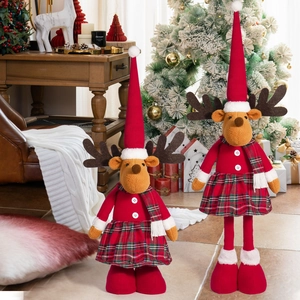 Detalle de dos peluches de renos navideños con patas extensibles y ropa de punto