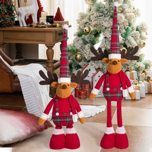 Detalle de dos renos de Navidad de peluche con bufandas de cuadros y patas telescópicas