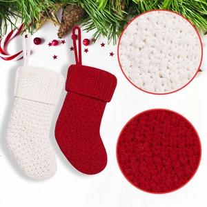 Klassische rot-weiße Strick-Weihnachtssocken mit Aufhängeschlaufen für festliche Deko