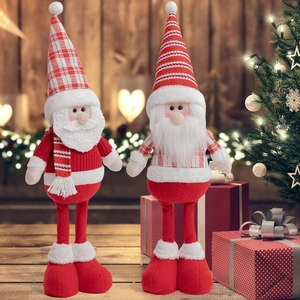 Nahaufnahme der stehenden roten Weihnachts-Plüschfiguren mit langen Beinen und Deko