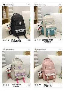Vista de mochilas de nailon en negro, verde, violeta y rosa con dijes de ositos blancos