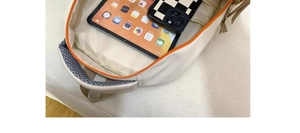 Vue détaillée de l'intérieur du sac à dos beige avec compartiment filet et iPad