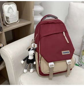 Détail du sac à dos bicolore bordeaux et beige avec porte-clé chien mignon