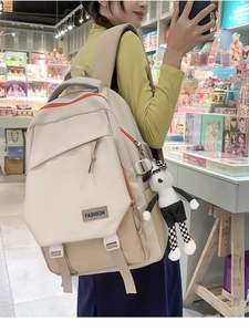 Détail d'un sac à dos en toile avec pendentif panda et étiquette fashion en situation