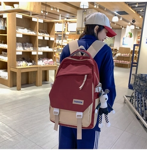 Sac à dos bicolore rouge et beige avec étiquette mode et porte-clé chien mignon