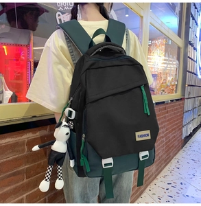Détail du sac à dos bicolore avec pendentif panda et bretelles réglables confortables
