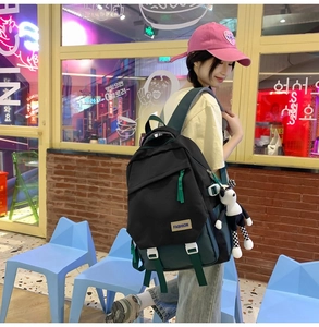 Vue latérale du grand sac à dos étudiant vert et noir avec charme panda et étiquette mode
