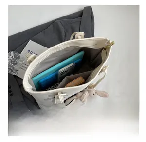 Vue intérieure montrant la grande capacité du sac fourre-tout à fleurs zippé
