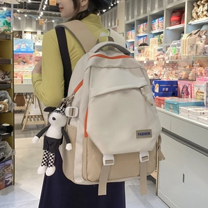 Sac à dos minimaliste beige et kaki pour femme avec design patchwork élégant