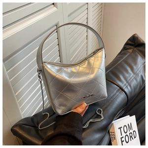 Detailed view of silver quilted hobo bag with metal chain and JINGPIN logo lettering