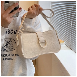 Spiegelselfie der cremeweißen Kunstledertasche mit Lychee-Narbe und D-Ring-Schnalle