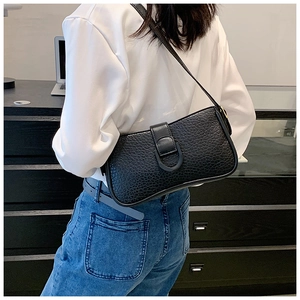 Detailaufnahme der schwarzen Baguette-Tasche aus Leder mit modischer U-Schnalle