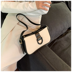 Detailansicht der minimalistischen Tasche in Creme und Schwarz mit D-Schnalle