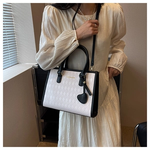 Détail du sac cabas matelassé blanc avec bordure noire et imprimé FASHION & BAGS