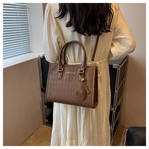 Détail du sac cabas matelassé marron avec breloque cœur et texte Fashion & Bags