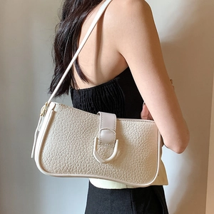 Minimalistische cremeweiße Achseltasche mit D-Buckle und feiner Litschitextur für Damen