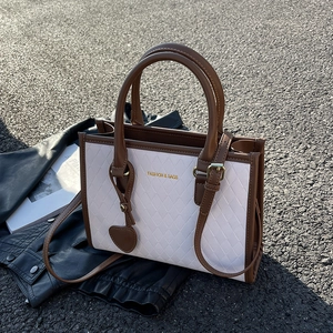 Grand sac cabas matelassé bicolore blanc et marron avec breloque cœur et bandoulière