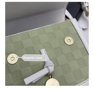 Dettaglio della borsa in pelle verde con motivo a scacchi e chiusura magnetica a scatto