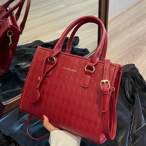 Sac fourre-tout matelassé rouge à grande capacité avec détails dorés et cœur