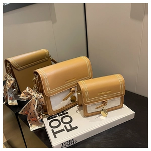 Dettaglio di borse a tracolla in pelle PU kaki con hardware dorato e decoro foulard